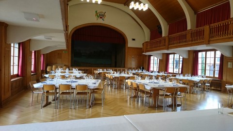 Grande salle avec 10 tables